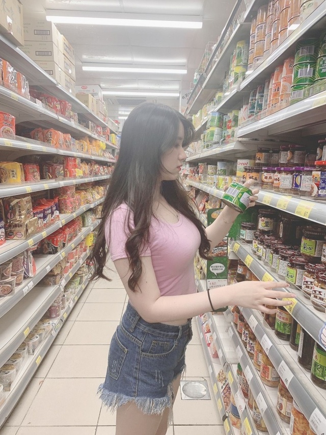 Bị chụp lén trong siêu thị, cô nàng hot girl bỗng chốc nổi như cồn, nhan sắc thật lại càng gây choáng váng - Ảnh 3.