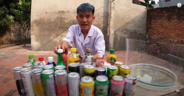 Trộn chung 50 loại nước ngọt rồi mang đi troll các em, Hưng Vlog lại nhận mưa chỉ trích từ phía cộng đồng mạng - Ảnh 1.
