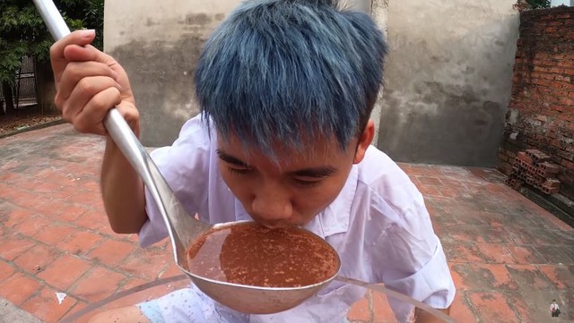 Trộn chung 50 loại nước ngọt rồi mang đi troll các em, Hưng Vlog lại nhận mưa chỉ trích từ phía cộng đồng mạng - Ảnh 3.