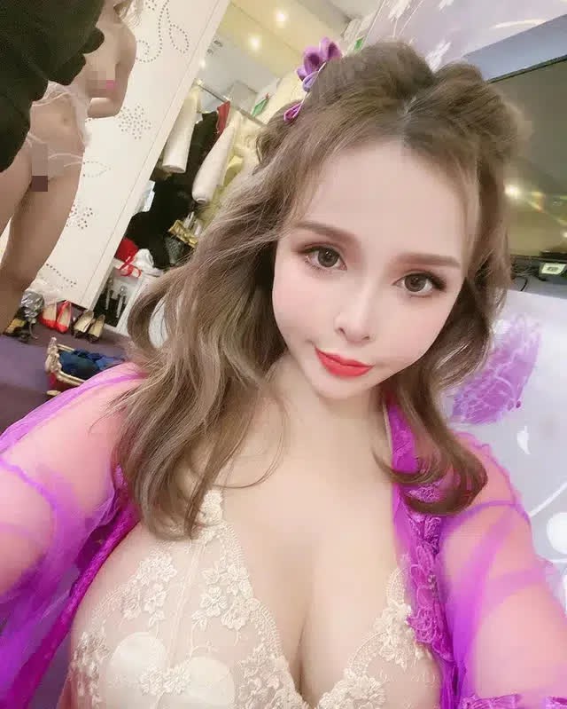 Khoe ảnh selfie trên sóng, nàng hot girl vô tình để lộ nguyên vòng một không che đậy của bạn thân phía sau - Ảnh 2.