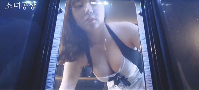 Làm clip vệ sinh cửa kính, nữ YouTuber gây sốc nặng khi trình diễn tư thế nhạy cảm - Ảnh 8.