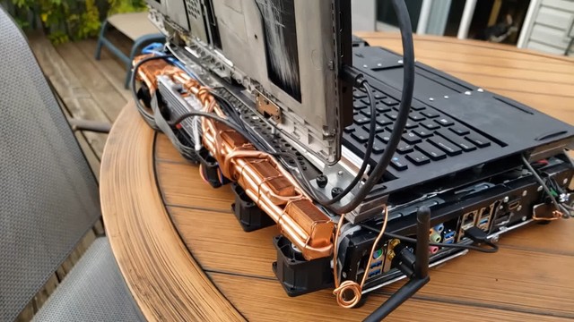 YouTuber đã tạo ra một chiếc máy tính xách tay trông giống như đồ bỏ đi nhưng bên trong của nó rất tốt - Ảnh 2.
