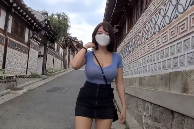 Bộ trang phục mà Velvet mặc trong vlog, nhìn qua thì tưởng kín đáo