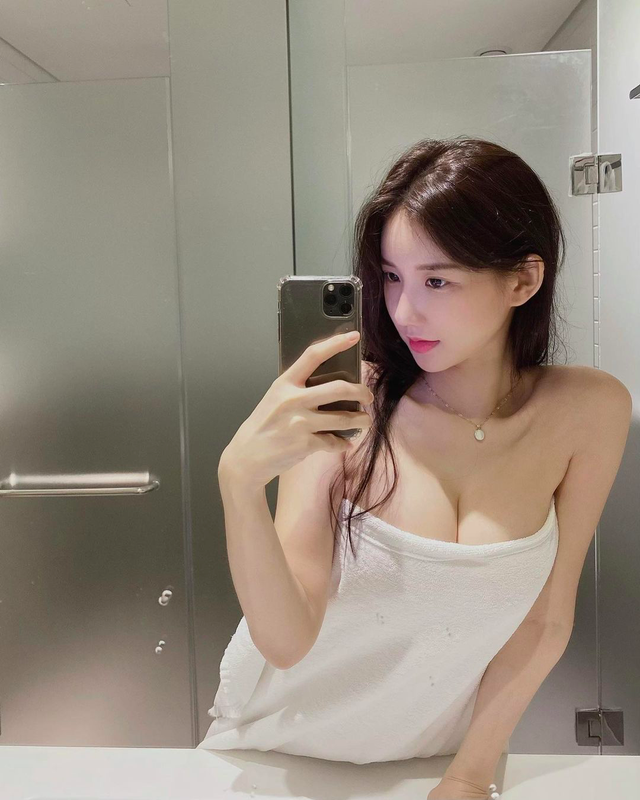 Quấn khăn hờ hững selfie khoe vòng một nóng bỏng, nàng hot girl khiến dân mạng cháy mắt, bất ngờ khi biết công việc thật sự - Ảnh 1.