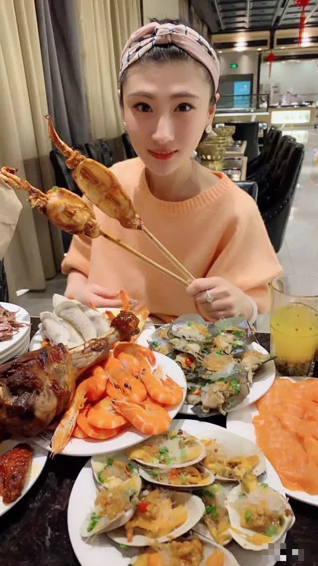 Ăn tới vỡ răng khi đang mukbang, nữ streamer bị khán giả ném đá nặng nề, CĐM dự đoán khí số sắp tận - Ảnh 1.