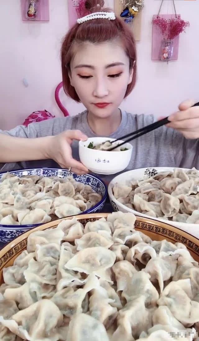 Ăn tới vỡ răng khi đang mukbang, nữ streamer bị khán giả ném đá nặng nề, CĐM dự đoán khí số sắp tận - Ảnh 2.