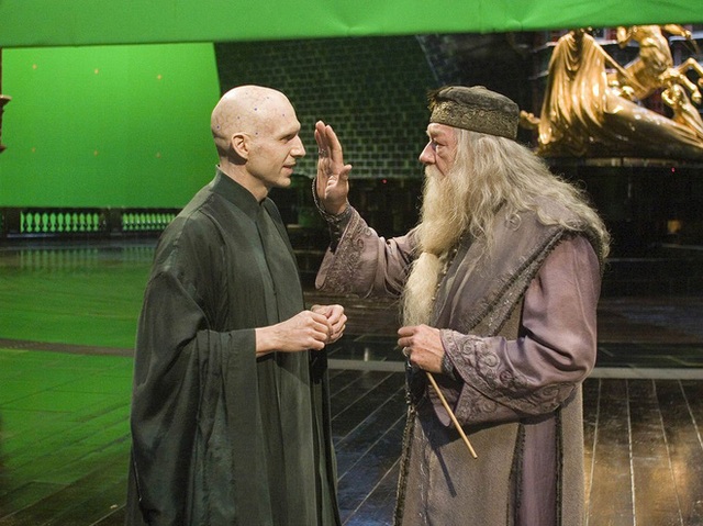 Thì ra đây là cách ekip Harry Potter làm mũi Voldemort biến mất: 1 thủ thuật nhỏ mà nhìn thật trân, hậu trường lại quá mất hình tượng! - Ảnh 5.