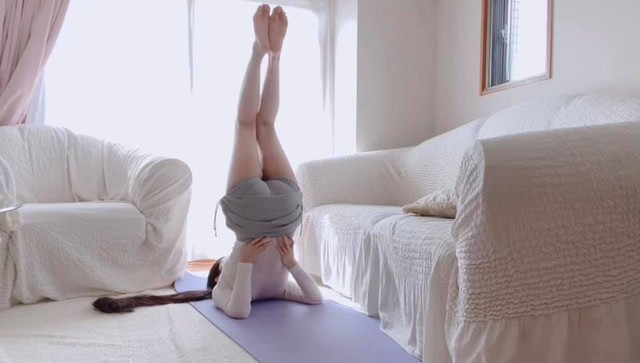 Thông qua những clip dạy yoga siêu ấn tượng của mình