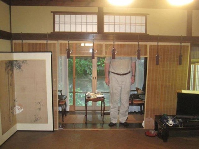 Nỗi khổ của người cao khi đi du lịch Nhật Bản: Như người khổng lồ lạc vào xứ tí hon - Ảnh 3.