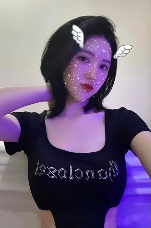 Nữ streamer “đánh úp” fan bằng khoảnh khắc sexy gây tranh cãi, chiếc áo là công cụ gây thắc mắc - Ảnh 2.