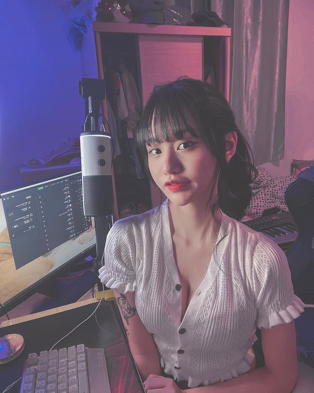 Thay quần áo khi livestream đang chạy, nữ streamer vô tình bị gương phản chiếu toàn bộ quy trình và cái kết bất ngờ - Ảnh 1.