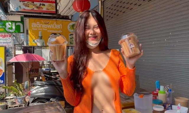 Mặc đồ mỏng dính, hở nửa vòng 1 đứng bán hàng, cô gái sexy khẳng định: Khách đến nườm nượp do chất lượng món ăn! - Ảnh 6.