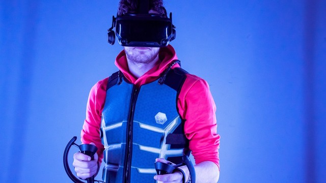 Xuất hiện áo vest Haptic VR cho bạn cảm nhận mưa rơi và trúng đạn trong game - Ảnh 1.