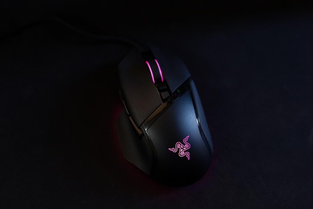 Trải nghiệm Razer Basilisk V3 - Chuột gaming công thái học cực ôm tay, đẹp rực rỡ - Ảnh 4.