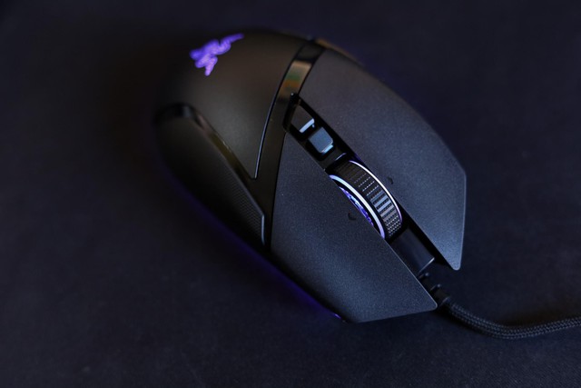 Trải nghiệm Razer Basilisk V3 - Chuột gaming công thái học cực ôm tay, đẹp rực rỡ - Ảnh 7.