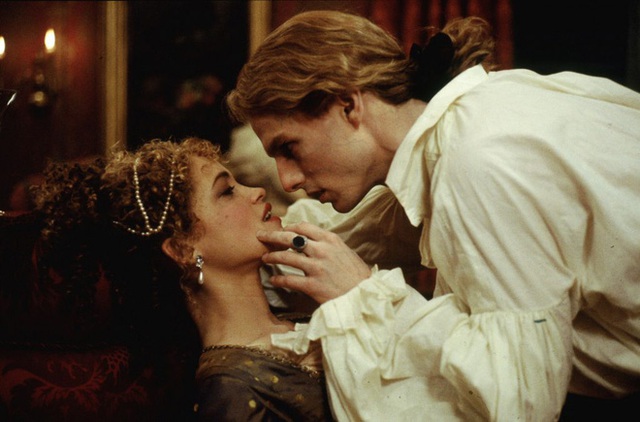 Cháy mắt 5 phim ma cà rồng hot nhất: Mỹ nữ Charmed khỏa thân với cảnh nóng táo bạo chưa sốc bằng nụ hôn ấu dâm của Brad Pitt - Ảnh 4.