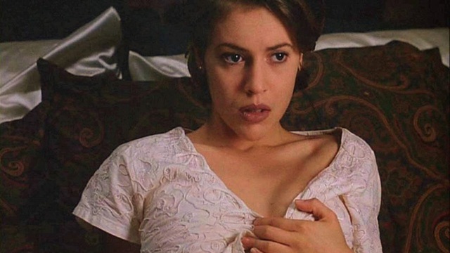 Cháy mắt 5 phim ma cà rồng hot nhất: Mỹ nữ Charmed khỏa thân với cảnh nóng táo bạo chưa sốc bằng nụ hôn ấu dâm của Brad Pitt - Ảnh 16.