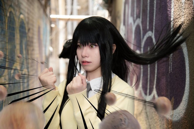 Cười trong sợ hãi với loạt ảnh cosplay Mieruko-chan chất hơn nước cất, kinh dị nhưng lại vô cùng dễ thương - Ảnh 8.