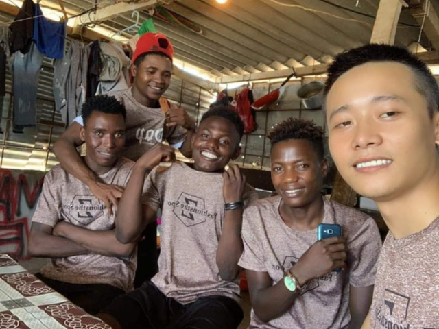 Làm clip về cuộc sống ở châu Phi, YouTuber Việt bất ngờ được lên sóng VTV, tuyên dương về hình ảnh đẹp - Ảnh 1.