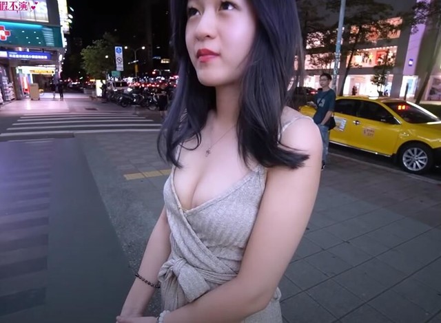 quan - Màn hớ hênh của cô gái xinh đẹp bất ngờ khiến cho đoạn clip của anh chàng YouTuber thêm phần được quan tâm Photo-1-1613554390856938279147