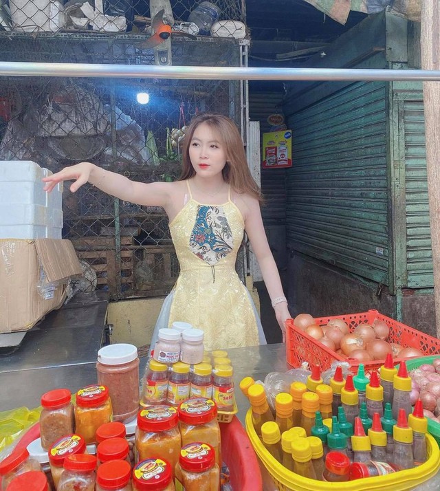Dừng đóng chung với Lộc Fuho, cô giáo hot girl gây sốc khi mặc yếm gợi cảm, đứng bán rau ngoài chợ - Ảnh 6.