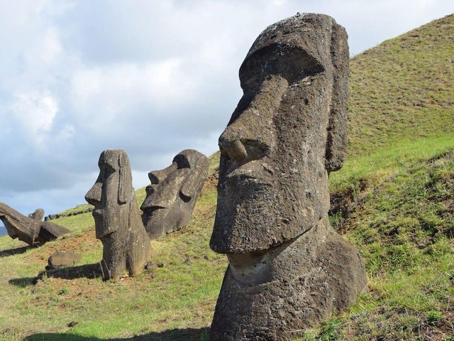 Giả thuyết rùng rợn về những tượng đá khổng lồ trên đảo Phục Sinh - Ảnh 2.