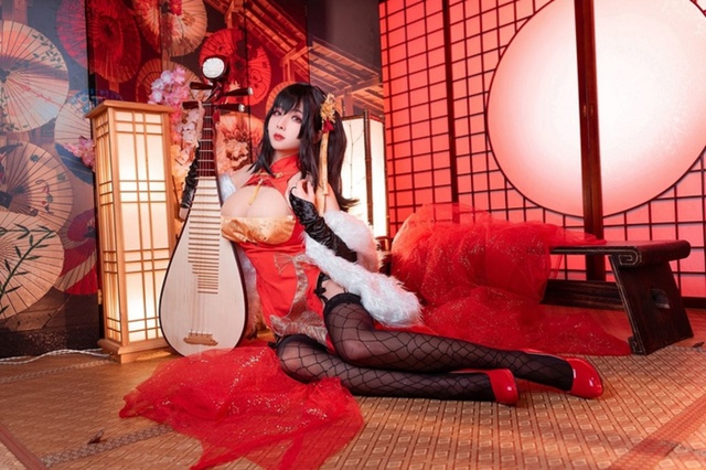 Cosplay quái vật 3 đầu Taihou y như bản gốc, nàng hot girl khiến cộng đồng mạng không khỏi xuýt xoa - Ảnh 3.