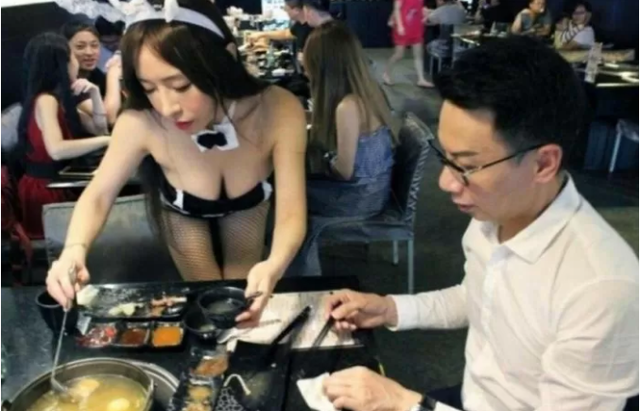 Dùng hot girl mặc đồ hầu gái đứng bán thịt, cửa hàng phất như diều gặp gió, nổi tiếng cộng đồng mạng - Ảnh 5.