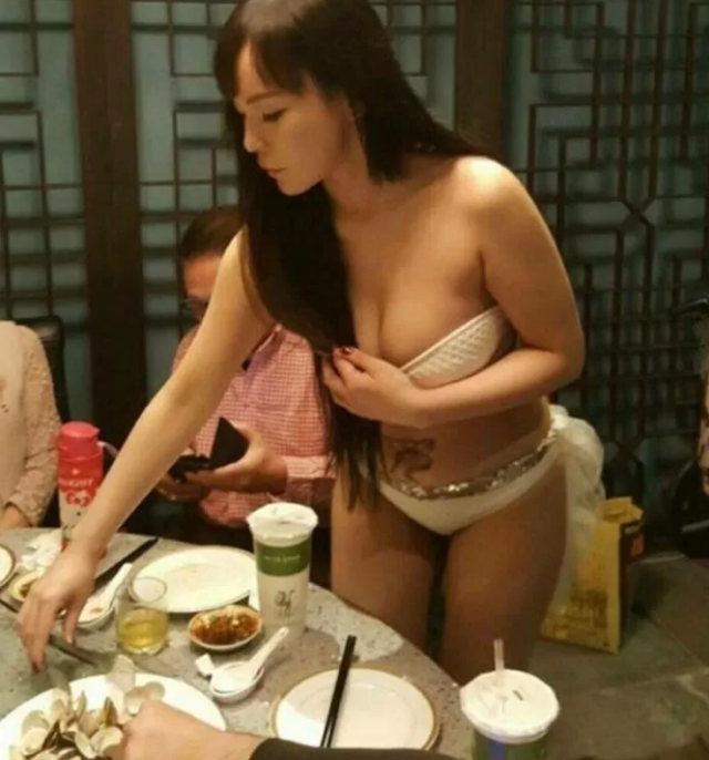 Dùng hot girl mặc đồ hầu gái đứng bán thịt, cửa hàng phất như diều gặp gió, nổi tiếng cộng đồng mạng - Ảnh 8.