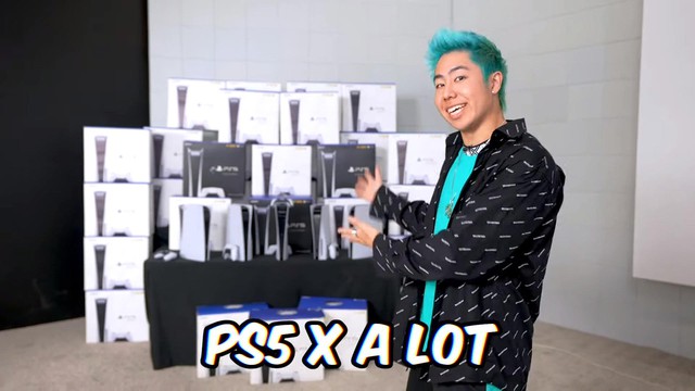 Youtuber chi 1,6 tỷ đồng để tạo ra chiếc PS5 khổng lồ có độ cao hơn 3 mét, giữ kỷ lục Guinness - Ảnh 4.