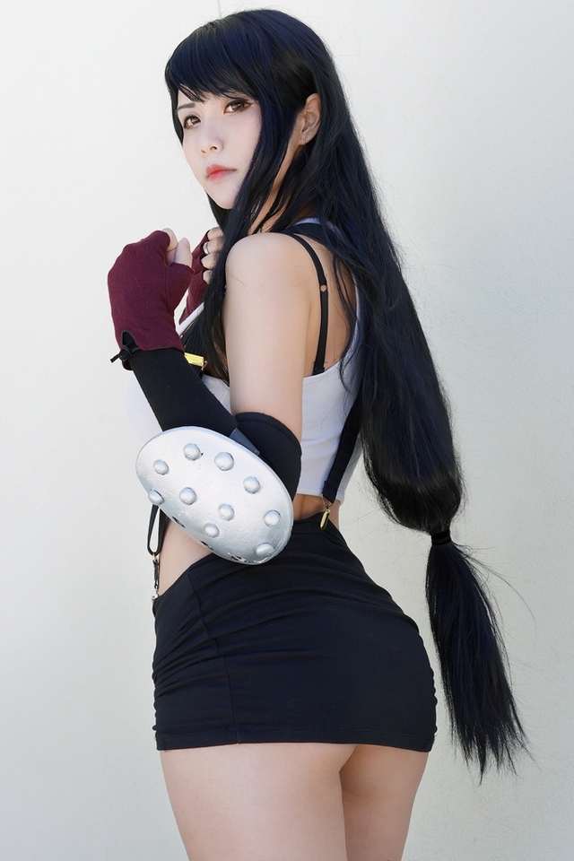 Hóa thân thành nàng Tifa trong Final Fantasy, nữ coser gốc Việt khiến bao game thủ xin chết vì quá nóng bỏng - Ảnh 4.