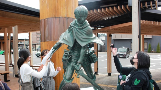 Vinh danh Attack on Titan sắp kết thúc, bức tượng Levi tại quê nhà tác giả Isayama được dựng nên - Ảnh 2.