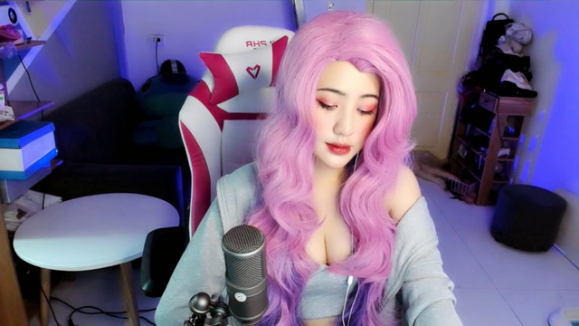 Nữ streamer diện bikini khoe trọn ba vòng đốt mắt người xem với pha “cưỡi ngựa” gợi cảm, tiết lộ đam mê cực dị - Ảnh 1.