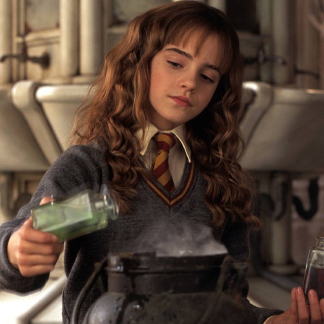 Dàn sao Harry Potter sau 20 năm: Hermione sắp cưới, Harry phải cai rượu, bất ngờ nhất là Voldemort 58 tuổi vẫn phong trần, quyến rũ! - Ảnh 7.