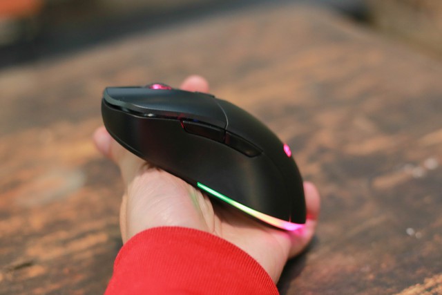 Trên tay E-Dra EM622W: Chuột gaming không dây giá thì rẻ mà chất lượng lại siêu ngon - Ảnh 1.