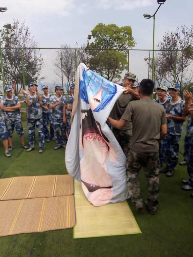 Tấm chăn mới mua: Thanh niên mới nhập ngũ mang theo waifu vào trại, bị cả lớp lôi ra thực hành - Ảnh 3.