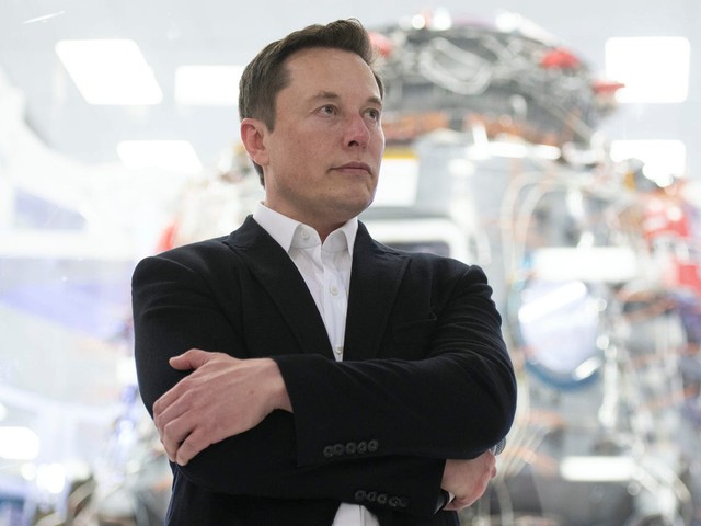 Elon Musk từng bán 2 chiếc quần đùi đỏ giá… 1,6 triệu đồng - Ảnh 2.