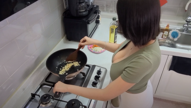 Lấp ló vòng một cả mét trong video nấu ăn, nữ YouTuber sốc nặng vì bị chèo kéo làm công việc 18+ - Ảnh 3.