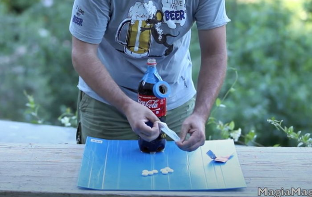 Thả kẹo Mentos vào bao cao su rồi làm thí nghiệm đổ Coca-Cola vào, anh chàng YouTuber chứng minh thực tế không ngờ về BCS - Ảnh 1.