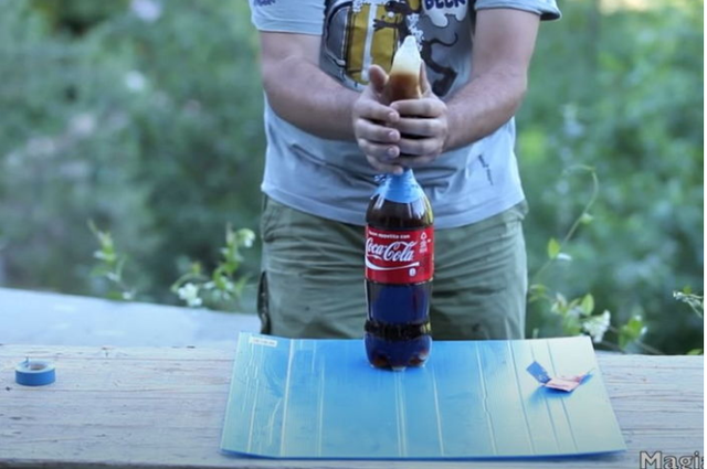 Thả kẹo Mentos vào bao cao su rồi làm thí nghiệm đổ Coca-Cola vào, anh chàng YouTuber chứng minh thực tế không ngờ về BCS - Ảnh 2.