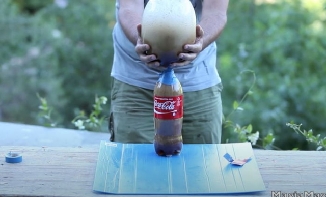 Thả kẹo Mentos vào bao cao su rồi làm thí nghiệm đổ Coca-Cola vào, anh chàng YouTuber chứng minh thực tế không ngờ về BCS - Ảnh 3.