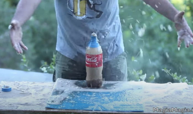 Thả kẹo Mentos vào bao cao su rồi làm thí nghiệm đổ Coca-Cola vào, anh chàng YouTuber chứng minh thực tế không ngờ về BCS - Ảnh 5.