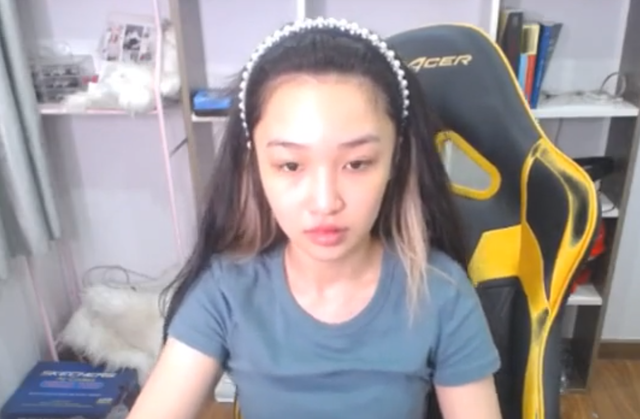 Livestream “mặt mộc” makeup trên sóng, nữ streamer Tốc Chiến tự hào khoe bộ phận này - Ảnh 2.