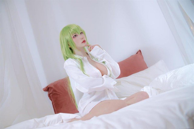 Mỹ nữ Code Geass lại gây thương nhớ khi diện áo sơ mi trắng hờ hững khoe tâm hồn to và đẹp - Ảnh 12.