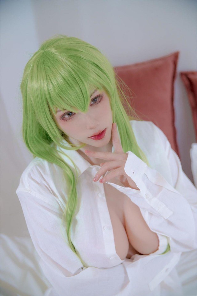 Mỹ nữ Code Geass lại gây thương nhớ khi diện áo sơ mi trắng hờ hững khoe tâm hồn to và đẹp - Ảnh 3.