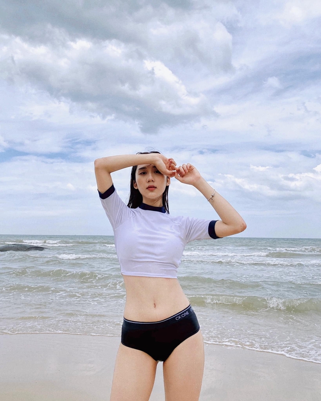 Khoe hình mặc bikini sexy, Mina Young còn bắt trend viết cap giống Sơn Tùng M-TP khiến fan phấn khích - Ảnh 8.