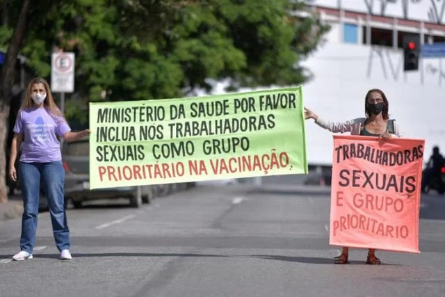 Gái mại dâm Brazil diễu hành đòi tiêm vắc xin Covid-19 vì cũng ở ‘tuyến đầu’ - Ảnh 2.