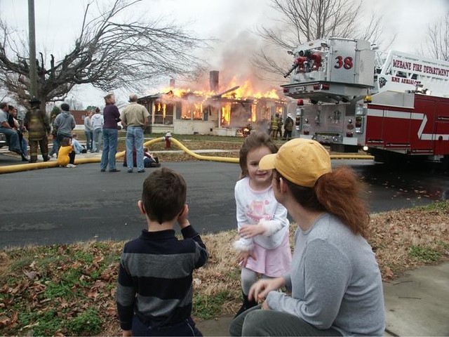 Disaster Girl: Cô gái kiếm được nửa triệu đô từ bức ảnh meme huyền thoại thời nhỏ - Ảnh 2.