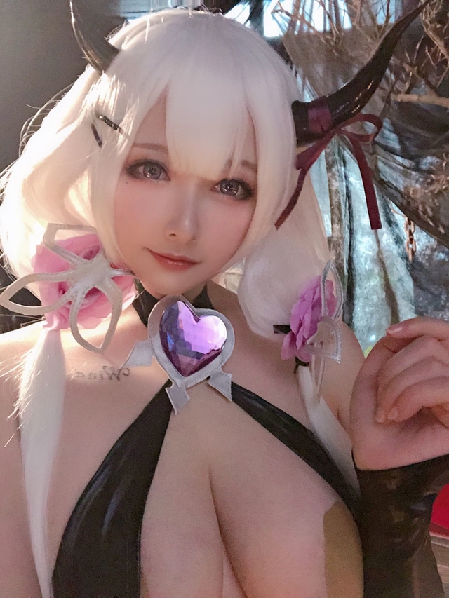 Kiều nữ HMS Illustrious trong game Azur Lane lại khiến fan bỏng mắt với loạt ảnh cosplay "bức thở" người nhìn Photo-1-1620629398928583420963