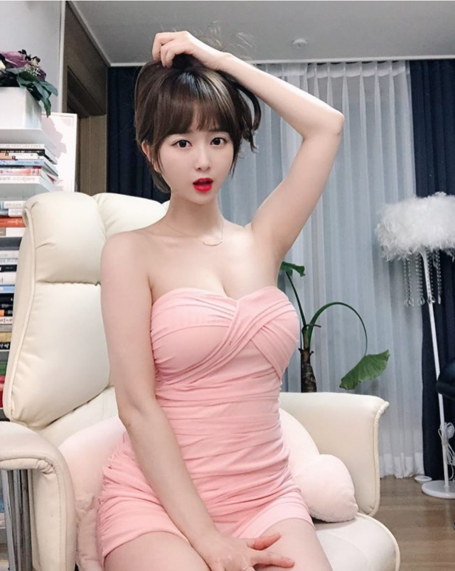 Thả rông vòng một, nữ streamer xinh đẹp chỉ lên sóng buộc tóc, uống nước cũng thu hút cả ngàn người theo dõi - Ảnh 5.